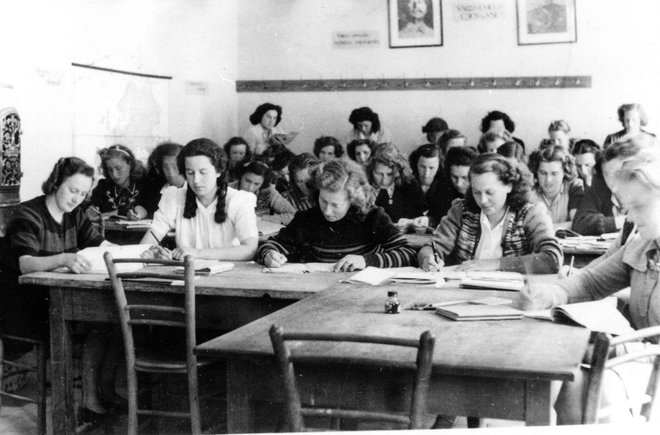 Prvi letnik na enoletni vzgojiteljski šoli v Ljubljani, v šolskem letu 1946/47. Foto Fototeka Slovenskega šolskega muzeja