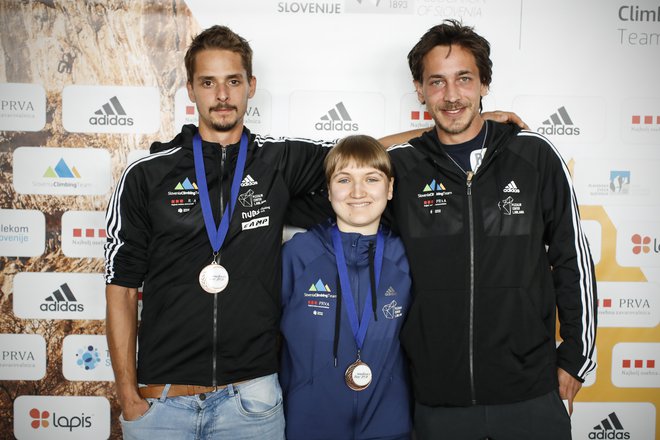 Izkazala sta se paraplezalca Gregor Selak in Tanja Glušič z bronoma. Na fotografiji s selektorjem Jurijem Ravnikom (desno). FOTO: Uroš Hočevar/Delo