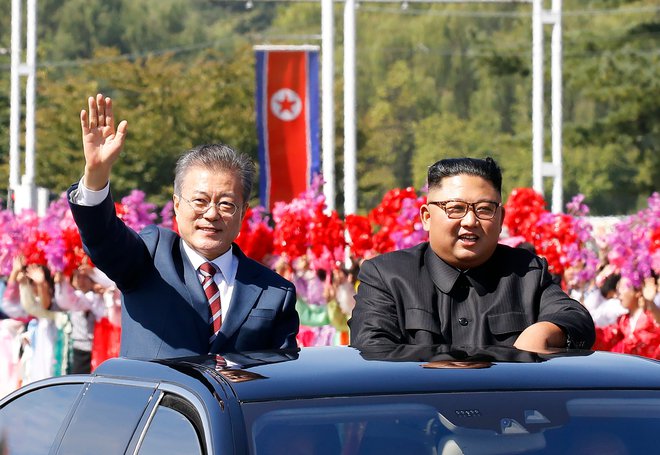 Južnokorejski predsednik Mun Dže In je danes prispel v Severno Korejo, kjer bo do četrtka potekal tretji vrh Korej. FOTO: AFP