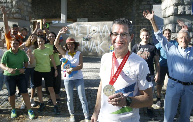 Rajmonda Debevca so ob naslovu svetovnega prvaka pričakali najzvestejši navijači. FOTO: Blaž Samec/Delo