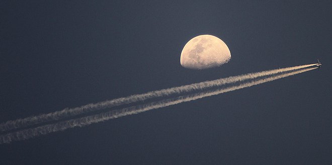 Ko smo ujeti v vsakdanje probleme na Zemlji, se zdi zelo privlačna misel, da bi se lahko vsaj za nekaj časa umaknili od vsega. FOTO: Blaz Samec/Delo