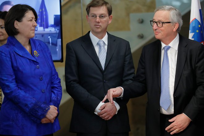 Violeta Bulc, evropska komisarka, Miro Cerar, nekdanji predsednik vlade Republike Slovenije, in Jean-Claude Juncker, Ljubljana, 3. marca 2017. FOTO: Uroš Hočevar/Delo