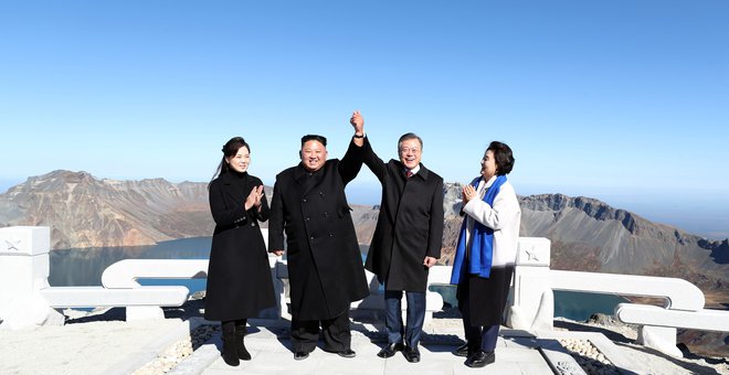 Severnokorejski voditelj Kim Džon Un in južnokorejski predsednik Mun Dže Inon sta ob koncu tridnevnega vrha obiskala še goro Paektu, ki predstavlja sveto goro za vse Korejce. FOTO: AFP