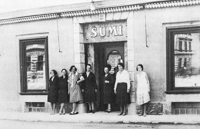 Prodajalke pred trgovino Šumi okrog leta 1930. Fotografija je last Angelike Hribar.