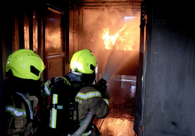 Cenik gasilskih storitev je predpisan, a primerov, da bi gasilci dejansko izstavili račun v primeru intervencij, skorajda ni. FOTO: Roman Šipić/Delo