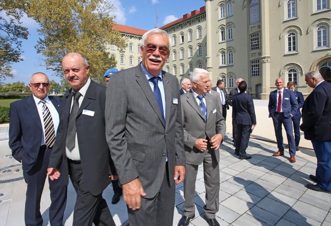 Srečanje evropskih vojaških pilotov v Mariboru je vodil Adi Kužnik, predsednik Društva vojaških pilotov Slovenije. Foto Tadej Regent/Delo.