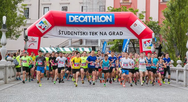 Študenstki tek na grad je letos privabil več kot tisoč študentov. FOTO: Aleksandar Domitrica