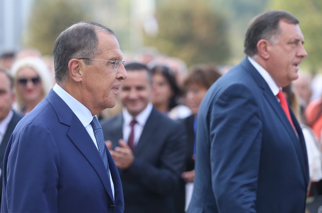 Ruski zunanji minister Sergej Lavrov (levo) se je na obisku v Sarajevu in Banjaluki s predsednikom Republike Srbske Miloradom Dodikom pogovarjal o krepitvi odnosov. Foto Reuters