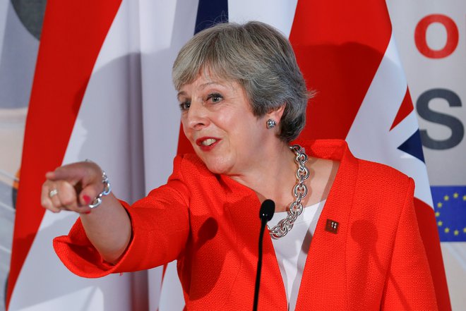 Britanska premierka Theresa May ugotavlja, da ji Bruselj ponuja le dve nesprejemljivi izbiri za prihodnje odnose. FOTO: Reuters