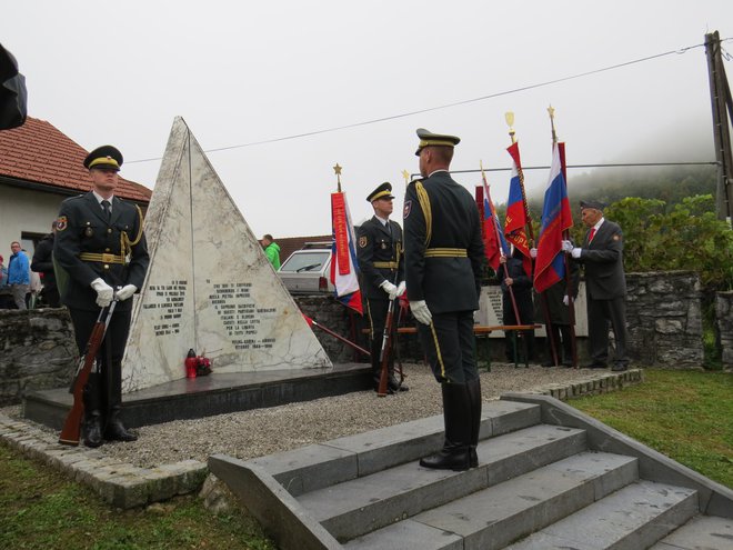 Padlim italijanskim in slovenskim borcem se je poklonila tudi častna straža slovenske vojske. FOTO: Bojan Rajšek/Delo