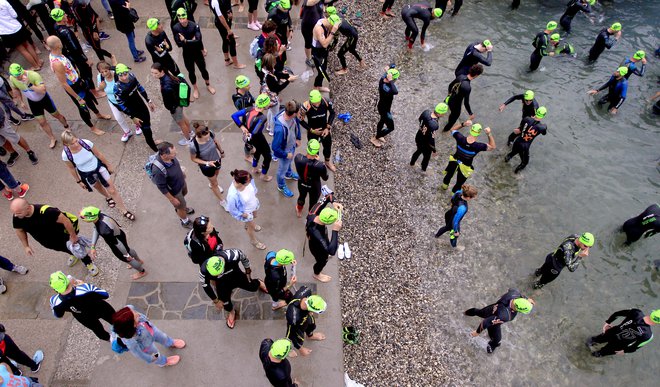 V vodo so se udeleženci zagnali ob 8. uri zjutraj. FOTO: Roman Šipić/Delo