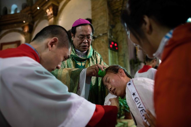 Kitajski katoličani so za zdaj razdeljeni na uradno in &raquo;tiho&laquo; cerkev, ki se je upirala temu, da je bilo Svetemu sedežu prepovedano imenovati škofe.<br />
FOTO: AFP