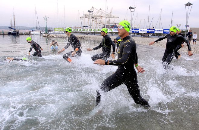 Mnogi so se razveselili možnosti, da bodo šli v vodo v neoprenu, saj ta večini olajša plavanje. FOTO: Roman Šipić/Delo