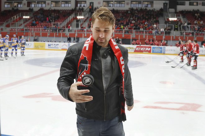 Robert Kristan je ob koncu športne poti simbolično vrgel prvi plošček na sobotni tekmi v Podmežakli.<br />
FOTO: Leon Vidic/Delo