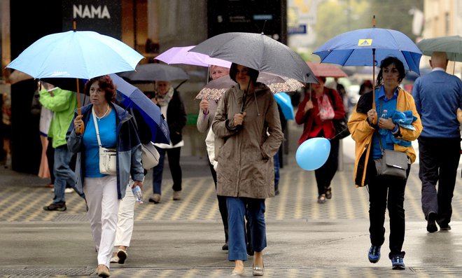 Ob svetovnem dnevu alzheimerjeve bolezni so po vsej državi potekali sprehodi za spomin, tudi v Ljubljani, ki velja za do demence prijazno mesto, so se ga mnogi udeležili v soboto. FOTO: Roman Šipić