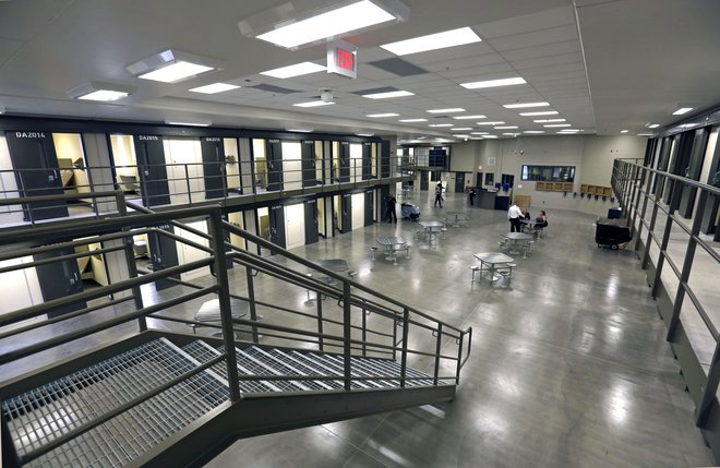 Če bo Bill Cosby preživljal zaporno kazen, bo odšel v ta zapor v Phoenixu. FOTO: AP