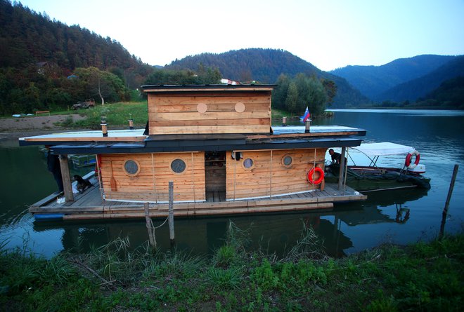 Če z ladjo Melanijo arhitekta Mihe Štefla ne bi mogel pluti, kar pa je glede na dobre izkušnje pri preizkušanju manjšega prototipa malo verjetno, bo zasidrana kot glamping na vodi. FOTO: Tadej Regent