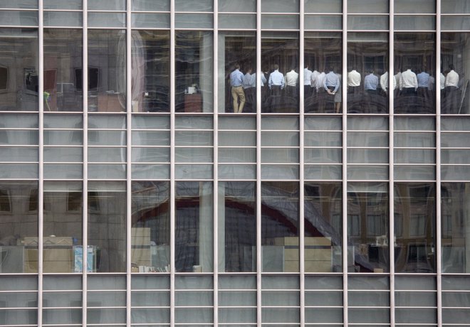 Uslužbenci Lehman Brothers na nujnem sestanku v londonskem Canary Wharfu septembra 2008 po padcu delnic na Wall Streetu za 40 odstotkov Foto Reuters