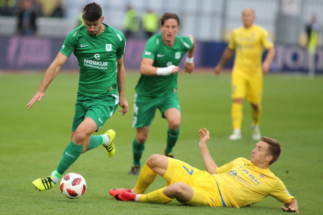 Rok Kronaveter (levo) spet uživa v igri, ki v ospredje postavlja tudi že odpisanega Andreja Vombergarja (v sredini). FOTO: Tomi Lombar/Delo