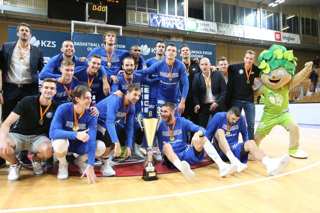 Košarkarji Sixta Primorske so prvič osvojili slovenski superpokal. Foto Tomi Lombar