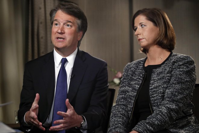 Brett Kavanaugh se je v spremstvu žene Ashley na Foxu branil obtožb. FOTO: Jacquelyn Martin/AP