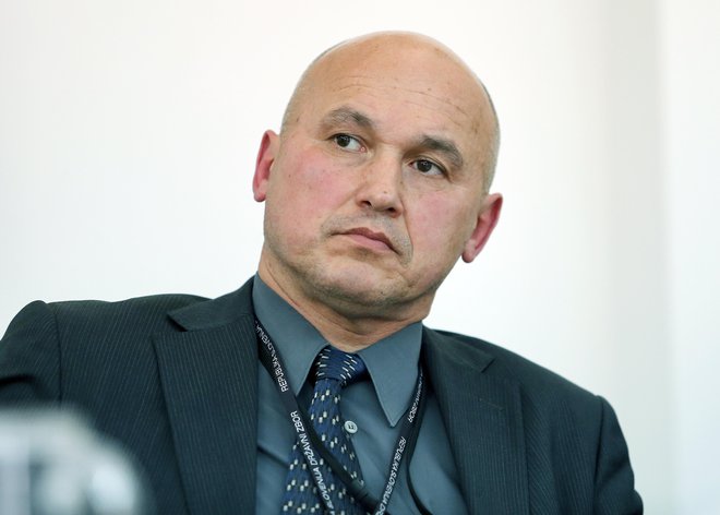 Direktor Sove Zoran Klemenčič se bo moral umakniti svojemu nasledniku. FOTO: Aleš Černivec