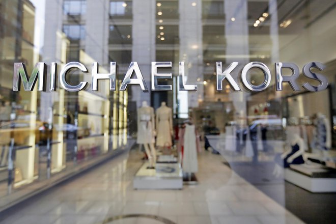 Michael Kors svojim znamkam dodaja Versace. FOTO: Richard Drew/AP