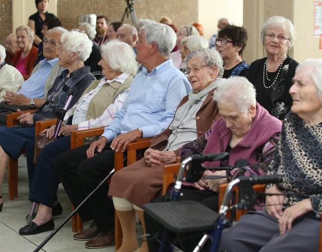 V domu Danice Vogrinec so registrirali blagovno znamko Klub stoletnikov, v katerem stoletniki iz vse Slovenije razlagajo svoje modrosti. Foto Tadej Regent