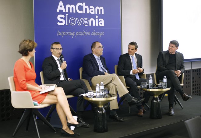 Razpravljavci na poslovnem zajtrk AmChama (z leve): generalna direktorica AmCham EU Susan Danger, italijanski veleposlanik v Sloveniji Paolo Trichillo, nekdanji veleposlanik v ZDA Božo Cerar, pravnik Matej Avbelj in član uprave Kolektor Group Valter Leban. FOTO:Blaž Samec&nbsp;