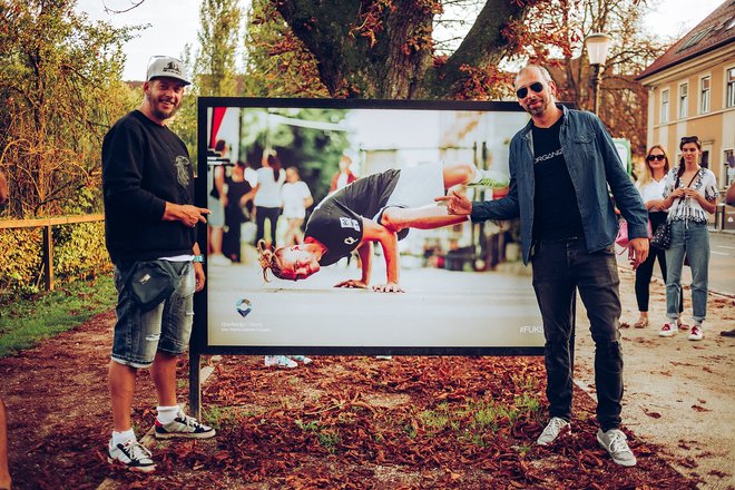 Fotograf Marko Delbello Ocepek (desno) slovi po svojem delu na družabni sceni. Foto Andraž Kobe