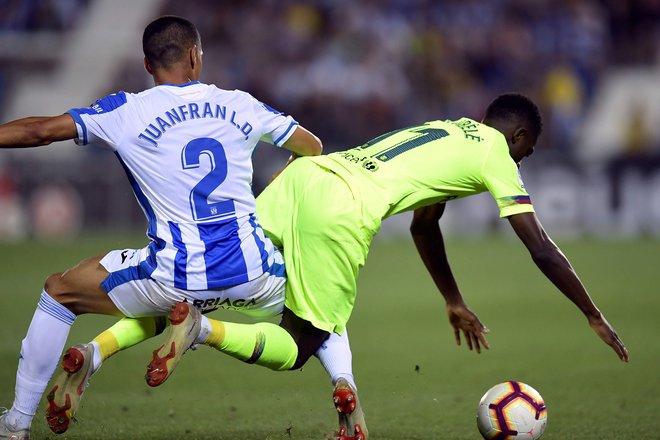 Ousmane Dembele in soigralci so morali na kolena. FOTO: Oscar del Pozo/AFP