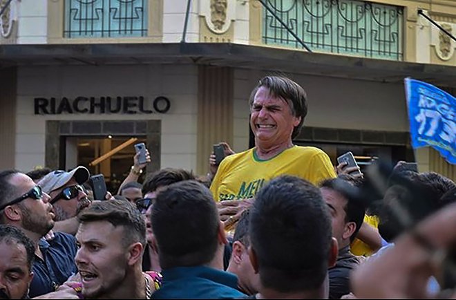 Brazilski desničarski predsedniški kandidat Jair Bolsonaro, zagovornik nekdanje vojaške diktature, še vedno okreva, potem ko ga je na ulici zabodel mladenič. FOTO: AFP