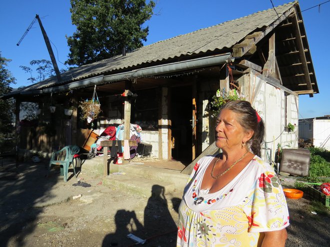 Tatiana Brajdič se ne želi preseliti v novo domovanje, čeprav ji bo tam bolje, kot ji je zdaj v dotrajani hiški.<br />
FOTO: Bojan Rajšek/Delo