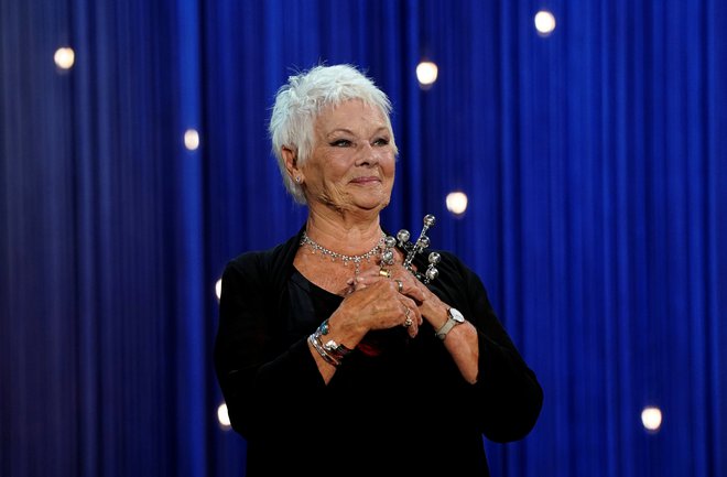 Judi Dench je na filmskem festivalu v San Sebastianu prejela nagrado za življenjsko delo. FOTO: Vincent West/Reuters