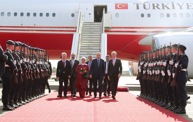 Po pristanku na berlinskem letališču Tegel se je turški predsednik Recep Tayyip Erdogan najprej sestal s predstavniki turških organizacij, danes pa bo na obisku pri gostitelju, predsedniku Frank-Walter Steinmeierju. Foto Reuters