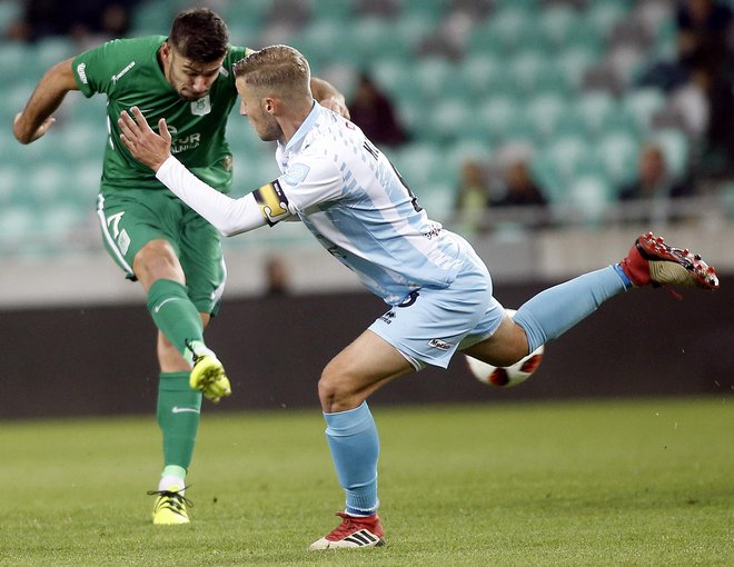 Rok Kronaveter je z bele točke načel goriško mrežo. FOTO: Roman Šipić/Delo