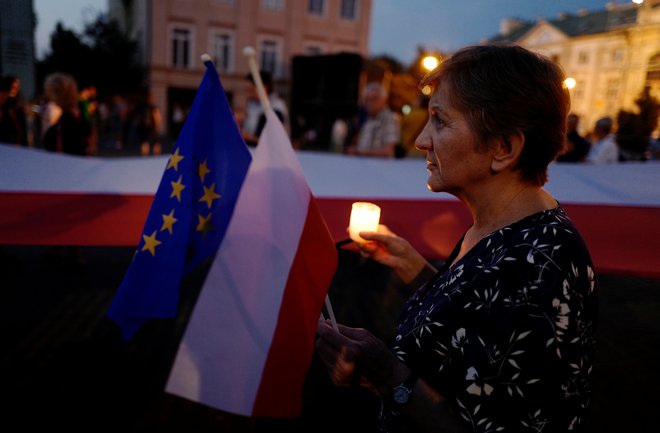 Odločitev evropske komisije, da Poljsko raje toži pred sodiščem EU, ker da s prisilnim upokojevanjem vrhovnih sodnikov krši neodvisnost sodstva, je znamenje, da od 7. člena ne pričakuje več veliko. Foto: Kacper Pempel/Reuters