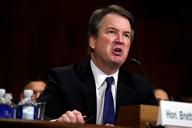 Sporni kandidat za vrhovnega sodnika Brett Kavanaugh je vse bližje dosmrtnemu imenovanju v najvišji sodni organ ZDA. Foto: Andrew Harnik/Reuters