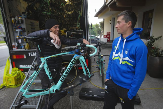 Primož Roglič (desno) od svojega mehanika&nbsp;Tima van der Zandna zahteva, da na kolesu vedno vse deluje brezhibno. FOTO: Jože Suhadolnik/Delo