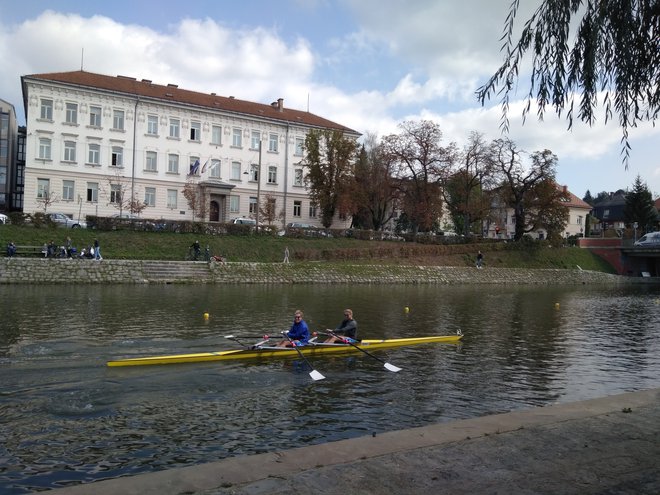 Največ veslata na Dravi, danes pa sta se preizkusili prvič tekmovalno na Ljubljanici. FOTO: M. F./Delo