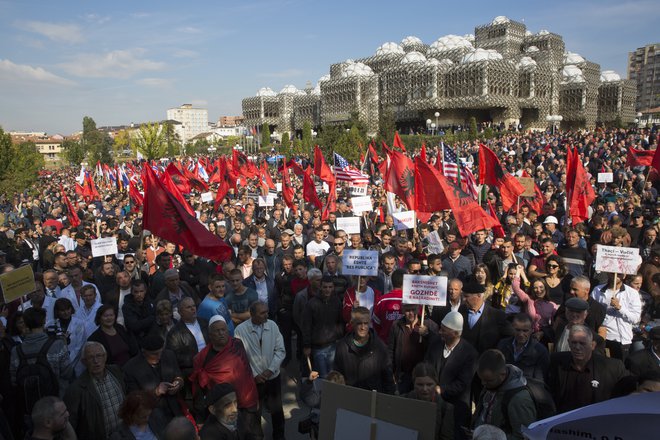 Na ulicah Prištine se je več tisoč Albancev zbralo na protestih proti Thaçiju in njegovemu predlogu, da bi Kosovo in Srbija zamenjali ozemlje. FOTO: Visar Kryeziu/AP