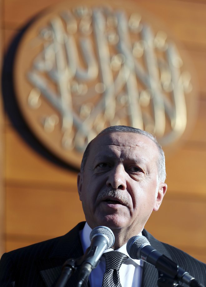 »Vir ponosa milijonov Turkov,« je mošejo ob odprtju označil Erdoğan. FOTO: AP
