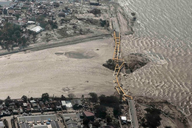 Poškodovan most v Palu FOTO: Reuters