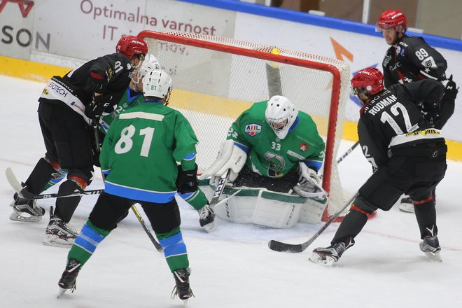 Žan Us, novinec v Olimpijinih vratih, je že na poletni ligi opozoril nase, tudi v soboto je bil zanesljiv.<br />
FOTO: Tomi Lombar