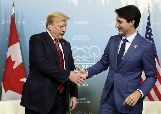 Odnosi med Donaldom Trumpom in Justinom Trudeaujem (desno) so se od junijskega srečanja držav kluba G-7 močno ohladili, a sta ZDA in Kanada nazadnje le našli skupen jezik. FOTO: Evan Vucci/AP