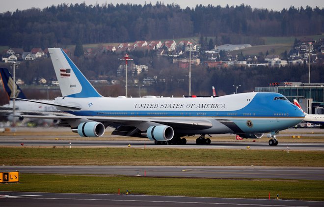 Jumbo jet za ameriške predsednike naj bi bilo najvarnejše letalo na svetu. FOTO: Reuters