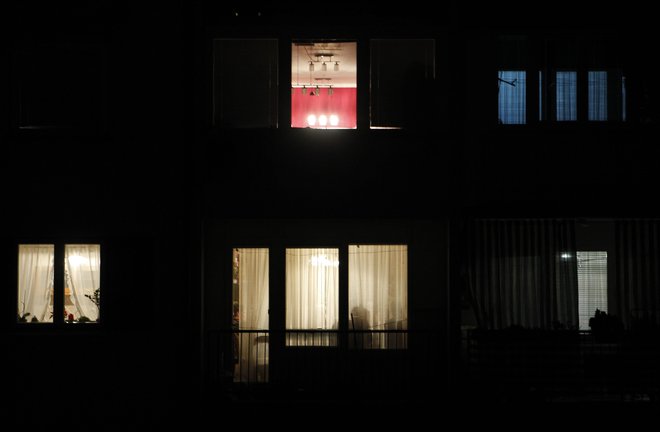 Roman <em>Ženska na oknu</em> se eksplicitno navezuje na Hitchcockovo mojstrovino<em> Dvoriščno okno</em>. Foto Tomi Lombar