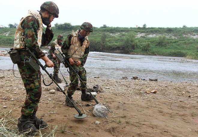 Približno dva milijona min je na obeh straneh demilitariziranega območja. FOTO: AP