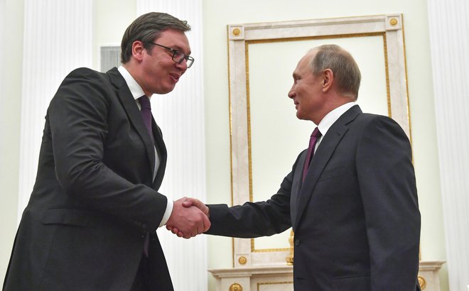 Aleksandar Vučić je v Moskvi v ruščini zaprosil Vladimirja Putina za podporo njegovi državi med sedanjo zaostritvijo razmer v regiji. FOTO: AP