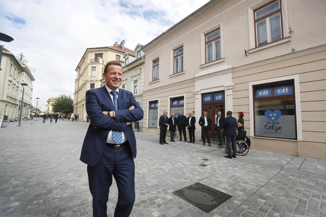 Bojan Šrot, čigar stranka najema prostore v središču mesta za vsega sto evrov na mesec, je prepričan, da bo še šesti mandat na čelu celjske občine. FOTO: Leon Vidic/Delo